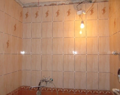 Фото работ по укладке керамиеской плитки на стену в ванной