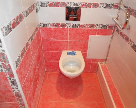 Фото работ по укладке керамической плитки в туалете