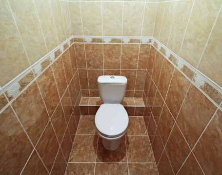 Фото работ по укладке плитки в туалете