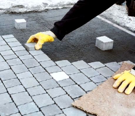 Картинка с изображением укладки тротуарной плитки на бетонное основание