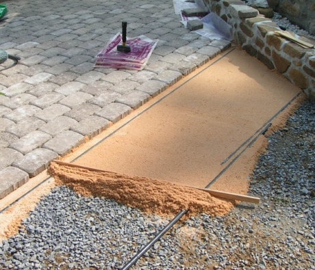 Картинка с изображением укладки тротуарной плитки на песчаную подушку