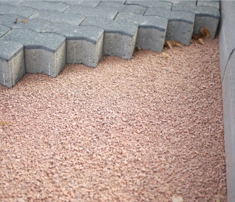 Картинка с изображением укладки тротуарной плитки на щебеночное основание